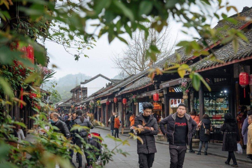 为情所困做傻事，男子跳楼被拽回，现场画面